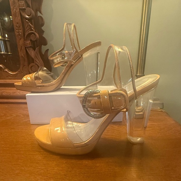 Stuart Weitzman Tan Leather Lucite Clear Sandal Heels Size 5.5 MSRP $495 4” Heel - Picture 5 of 12